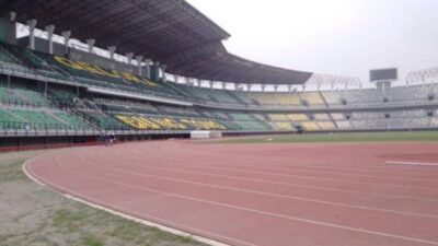 Stadion Gelora Bung Tomo (GBT), Surabaya yang rencananya digunakan sebagai RS Lapangan oleh Wali Kota Surabaya, Eri Cahyadi. (Foto: Rangga Aji/Tugu Jatim)