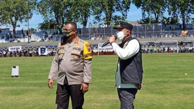 Wali Kota Surabaya, Eri Cahyadi bersama Kapolrestabes Surabaya, Kombes Pol Johnny Eddizon Isir di Lapangan Stadion Gelora 10 Nopember Surabaya, Rabu (07/07/2021). (Foto: Rangga Aji/Tugu Jatim)