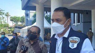  Wali Kota Surabaya Eri Cahyadi saat diwawancara wartawan di Balai Kota Surabaya, Senin (26/07/2021). Ia menyebut jika makan di warung (dine in) diperbolehkan dengan catatan maksimal hanya 20 menit. (Foto: Rangga Aji/Tugu Jatim)