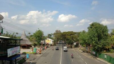 Arus lalu lintas di Jalan Raya Beji, Kota Batu, yang tampak lengang di hari pertama PPKM Darurat, Sabtu (03/07/2021). (Foto: Sholeh/Tugu Jatim)