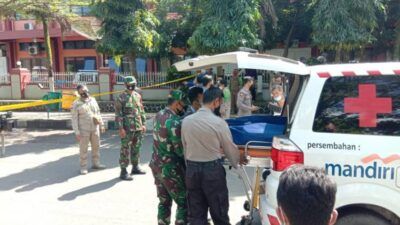 Proses evakuasi TKR, korban pembacokan oleh rekannya sendiri sesama tukang becak di seputar Alun-Alun Kabupaten Trenggalek, Kamis (01/07/2021). (Foto: Zamzuri/Tugu Jatim)