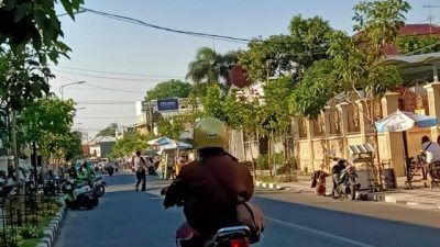 Suasana Jalan Kartini, Kecamatan Kota Bojonegoro, saat diberlakukan sistem satu arah (one way), Senin (26/07/2021). (Foto: Mila Arinda/Tugu Jatim)