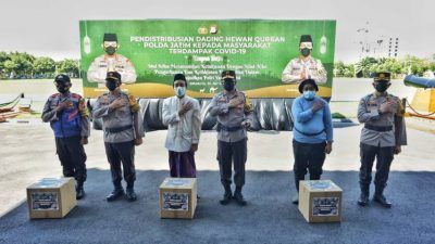 Polda Jawa Timur distribusikan daging kurban untuk warga terdampak Covid-19, Selasa (20/07/2021). (Foto: Polda Jatim/Tugu Jatim)