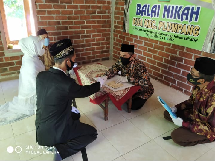 Ilustrasi pelaksanaan akad nikah yang digelar di tengah pandemi Covid-19 dengan melaksanakan prokes ketat. (Foto: Humas Kemenag Tuban/Tugu Jatim)