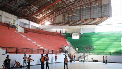 Suasana persiapan GOR Indoor GBT yang dijadikan RS Darurat untuk penanganan pandemi Covid-19, Rabu (14/7/2021) lalu. (Foto: Humas Pemkot Surabaya) tugu jatim, rs darurat gbt, surabaya