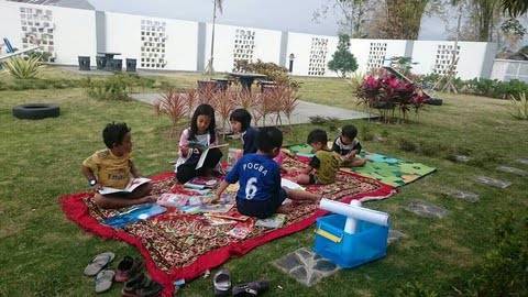 Anak-anak tengah sibuk membaca berkat Komunitas Gubuk Tulis yang getol menggaungkan semangat dan budaya literasi sejak usia dini. (Foto: Rizal Adhi/Tugu Malang/Tugu Jatim)
