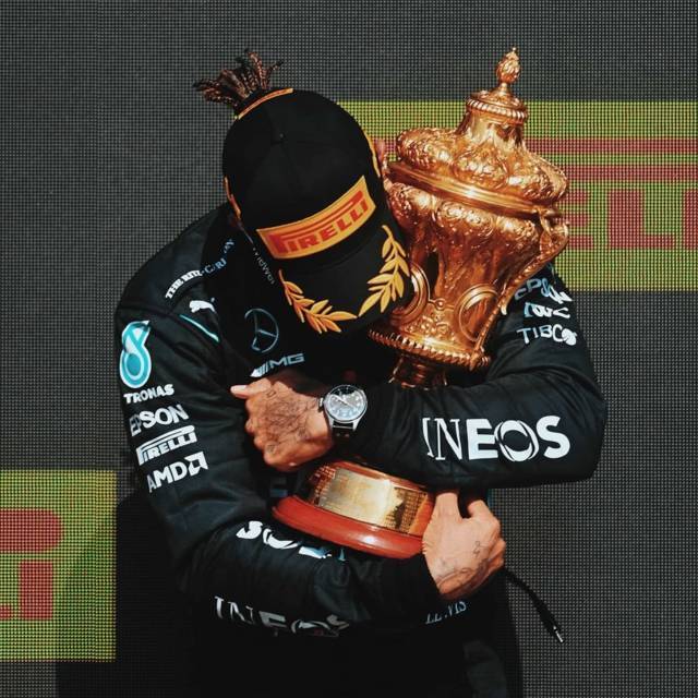 Lewis Hamilton mengangkat trofi usai memenangkan F1 GP Inggris 2021, Minggu (18/7/2021) malam. (Foto:  Instagram @lewishamilton) tugu jatim