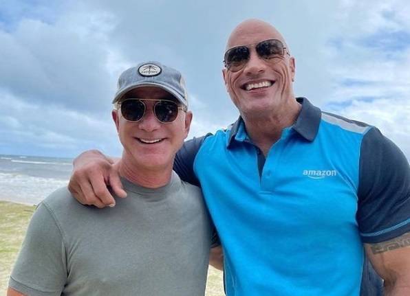 Eks CEO Amazon, Jeff Bezos bersama aktor Dwayne Johnson alias The Rock. (Foto: Instagram/Jeff Bezos) tugu jatim