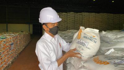 Presiden Jokowi ketika menunjukkan beras 10 kg yang diperuntukkan bantuas sosial bagi warga terdampak Covid-19. (Foto: (Foto: Biro Pers Sekretariat Presiden)) tugu jatim