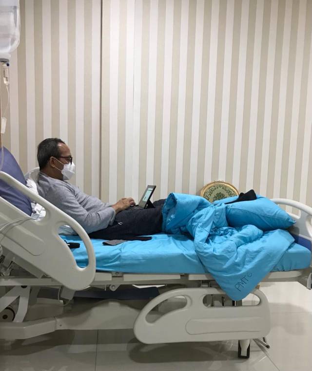 Suami penulis, Kabaharkam Komjen Pol Drs Arief Sulistyanto, MSi saat dirawat di rumah sakit. (Foto: Dokumen) tugu jatim