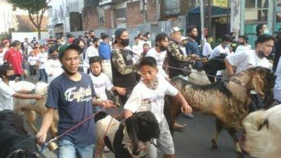 Tradisi mengarak kambing sebelum disembelih warga Jalan Gatot Subroto 2, Kelurahan Temenggungan, Kecamatan Klojen, Kota Malang pada perayaan Idul Adha tahun 2020 lalu. (Foto: M Ulul Azmy/Tugu Malang/Tugu Jatim)