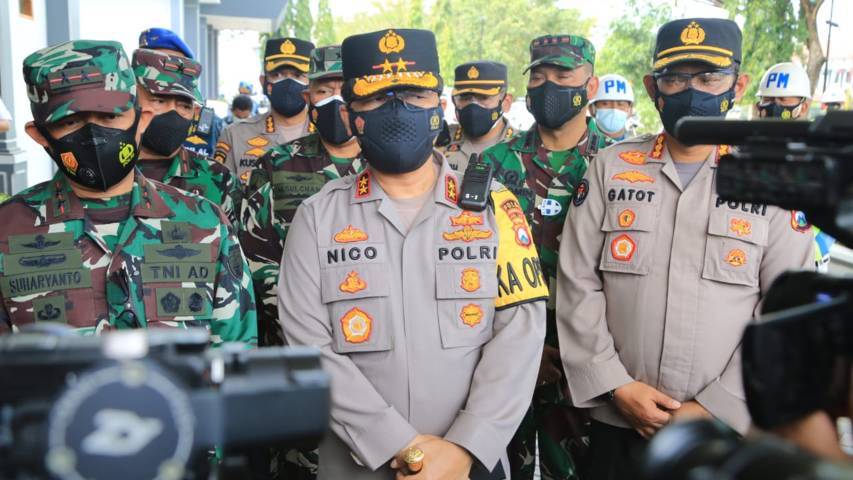 Kapolda Jatim: Kami Sinergi Lakukan Operasi Yustisi untuk Turunkan Angka Covid-19 di Jatim 5 Kapolda Jatim Irjen Pol Nico Afinta saat melakukan operasi yustisi di Kota Surabaya, Jumat (09/07/2021). (Foto: Polda Jatim)