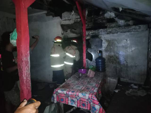 Dinas Pemadam Kebakaran Bojonegoro melakukan pemadaman rumah milik Lasirah (48) di Desa Ngablak, Kecamatan Dander, Kabupaten Bojonegoro, Senin (26/07/2021) pukul 02.00 WIB. (Foto: Damkar Bojonegoro) tugu jatim