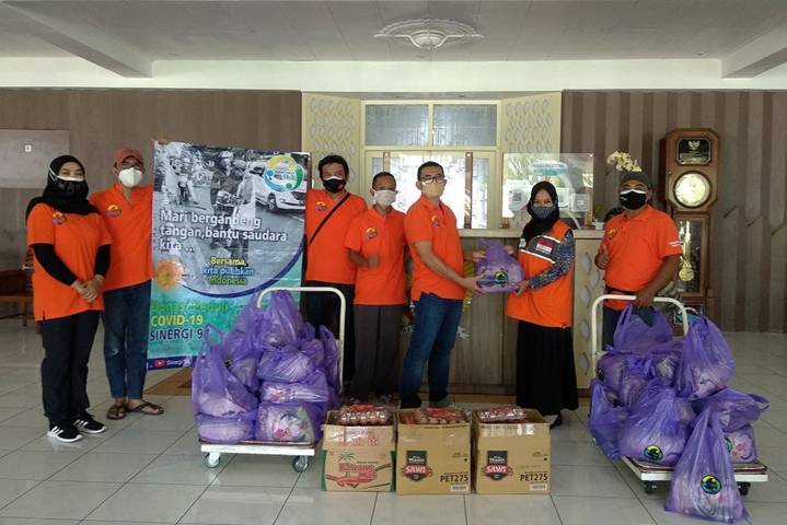 Program Kediri Memanggil, program Wali Kota Kediri yang menggandeng alumni SMA di Kota Kediri untuk meningkatkan kepedulian kepada warga yang terdampak virus corona. (Foto: Rino Hayyu/Tugu Jatim)