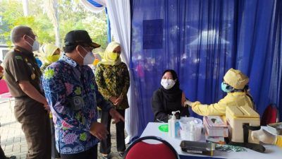 Wali Kota Malang Sutiaji bersama Kepala Kejari Andi Darmawangsa meninjau pelaksanaan vaksinasi Jaksa Peduli, Kamis (8/7/2021). (Foto: M Ulul Azmy/Tugu Malang/Tugu Jatim)