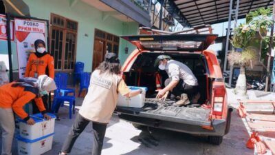 Personel BPBD Kota Kediri ketika mengirimkan paket permainan untuk anak-anak terdampak pandemi di daerah yang terkena lockdown. (Foto: Rino Hayyu/Tugu Jatim)