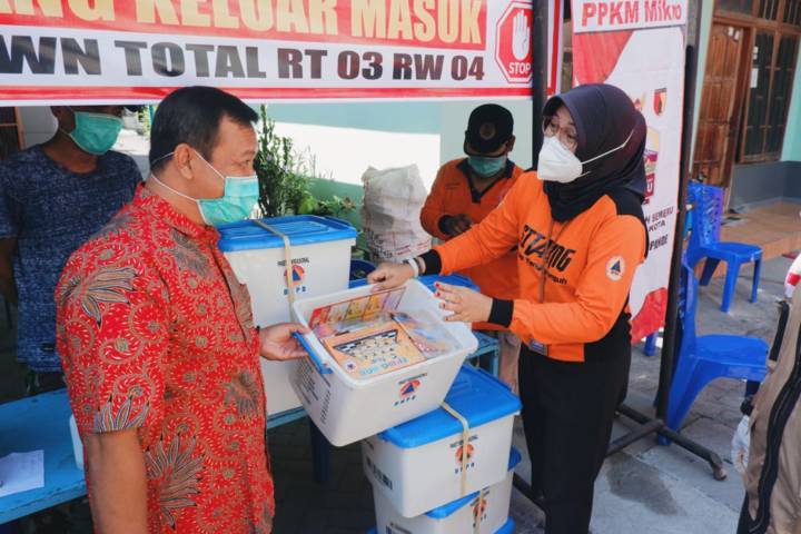 Personel BPBD Kota Kediri ketika mengirimkan paket permainan untuk anak-anak terdampak pandemi di daerah yang terkena lockdown. (Foto: Rino Hayyu/Tugu Jatim)