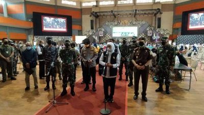 Gubernur Jatim Khofifah Indar Parawansa bersama jajaran Forkopimda Jatim saat meninjau program serbuan vaksin di Malang, Minggu (18/7/2021). (Foto: M Ulul Azmy/Tugu Malang/Tugu Jatim)