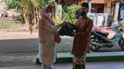 Pengurus UPZISNU Ranting Sukolilo, Kecamatan Tuban, Kabupaten Tuban saat menyalurkan bantuan yang dikumpulkan dari program Koin NU Peduli untuk warga terdampak Covid-19 di Tuban. (Foto: Dokumen/UPZISNU Ranting Sukolilo Tuban) tugu jatim