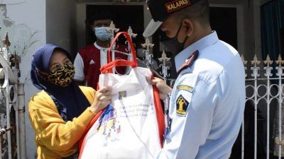 Kalapas Kelas II B Tuban, Siswarno saat menyerahkan bantuan sembako kepada masyarakat terdampak Covid-19, Kamis (29/7/2021). (Foto: Humas Lapas Tuban)