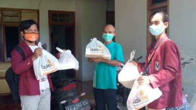 Lazismu dan IMM Kediri yang saling berkolaborasi membantu warga yang tengah menjalani isolasi mandiri dengan memberikan paket bantuan makanan dan suplemen vitamin, Minggu (25/7/2021). (Foto: Rino Hayyu/Tugu Jatim)