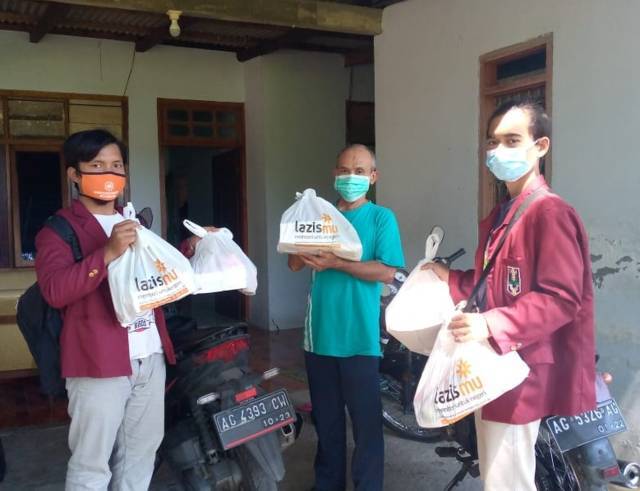 Lazismu dan IMM Kediri yang saling berkolaborasi membantu warga yang tengah menjalani isolasi mandiri dengan memberikan paket bantuan makanan dan suplemen vitamin, Minggu (25/7/2021). (Foto: Rino Hayyu/Tugu Jatim)