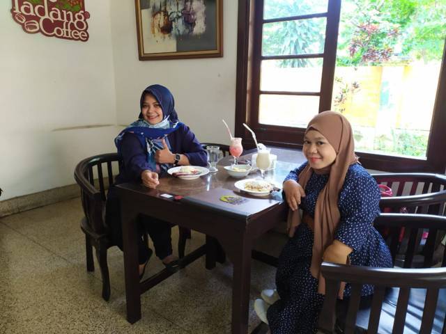 Editor Tugujatim.id Dwi Lindawati bersama owner Dd Kids Public Speaking Malang Ika Dian Anggreini tengah berbincang soal film yang akan berkolaborasi dengan difabel di Ladang Coffee Malang, Minggu (13/06/2021). (Foto: Dokumen)