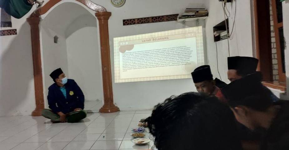 Ahmad Farkhan Aris mahasiswa Universitas Trunojoyo Madura, saat melakukan sosialisasi serta pelatihan mengenai Digital Marketing yang ditujukan untuk pemuda di Desa Kedungmulyo Kecamatan Bangilan Kabupaten Tuban. (Foto: Dokumen/Ahmad Farkhan Aris)
