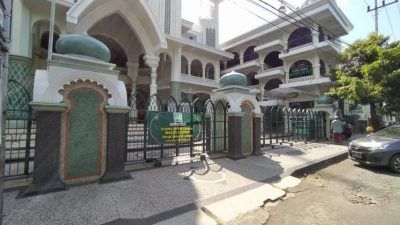 Banner pemberitahuan peniadaan Salat Idul Adha 1442 Hijiriah telah dipasang di depan Masjid Jami, Kota Malang. (Foto: M Ulul Azmy/Tugu Malang/Tugu Jatim)