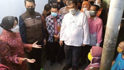 Mensos Tri Rismahrini ketika marah pada Kadinsos Tuban, Eko Julianto saat mengecek penerima bansos BPNT di Kelurahan Sendangharjo, Tuban, Sabtu (24/7/2021). (Foto: Moch Abdurrochim/Tugu Jatim)