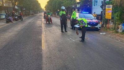 Proses evakuasi korban kecelakaan lalu lintas yang menewaskan nenek berusia 60 tahun di Jalan Daendles, Tuban, Senin (26/7/2021) pagi dengan luka parah di tubuhnya. (Foto: Humas Polres Tuban)