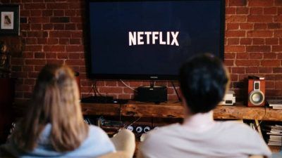 Ilustrasi dua orang tengah menyaksikan siaran dan film di channel Netflix. (Foto: Pexels) tugu jatim