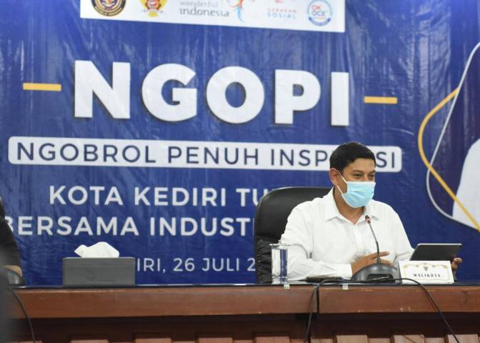 Wali Kota Kediri, Abdullah Abu Bakarsaat menghadiri pertemuan virtual bertajuk "Ngopi" bersama Sandiaga Uno, Senin (26/7/2021). (Foto: Dokumen) tugu jatim
