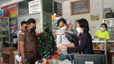 Kasat Reskrim Polres Batu, AKP Jeifson Sitorus saat melakukan sidak obat terapi Covid-19 di beberapa apotek di Kota Batu, Rabu (7/7/2021). (Foto: M Sholeh/Tugu Malang/Tugu Jatim)