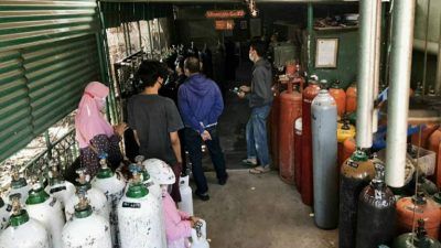 Aktivitas jual beli tabung gas oksigen di salah satu agen di Malang. Ketersediaannya mulai langka dan harganya melambung tinggi. (Foto: M Ulul Azmy/Tugu Malang/Tugu Jatim)