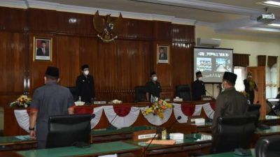 Wakil Bupati Trenggalek, Syah Muhamad Natanegara saat melaksanakan rapat dengar pandangan umum dari fraksi DPRD Trenggalek dengan metode luring dan daring. (Foto: M Zamzuri/Tugu Jatim)