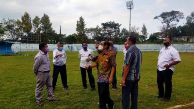 Diskumdag Kota Batu bersama KONI Kota Batu meninjau tempat relokasi di Stadion Brantas, Kota Batu, Rabu (7/7/2021). (Foto: M Sholeh/Tugu Malang/Tugu Jatim)