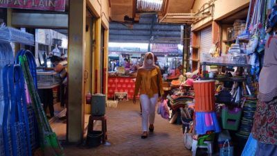 Suasana Pasar Pahing Kota Kediri saat PPKM Darurat. (Foto: Rino Hayyu/Tugu Jatim) pasar tradisional