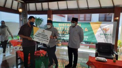 Proses penyerahan secara simbolis paket bantuan logistik dari Wali Kota Malang, Sutiaji untuk warga isoman di Kota Malang. (Foto: M Ulul Azmy/Tugu Malang/Tugu Jatim)