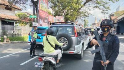 Petugas Polres Batu melakukan penyekatan di Pos Pendem, Kota Batu, Minggu (4/7/2021). (Foto: M Sholeh/Tugu Malang/Tugu Jatim)