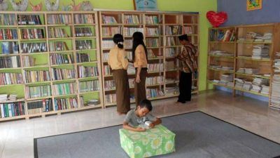 Suasana dan rak-rak buku di Perpustakaan Anak Bangsa di Desa Sukopuro, Kecamatan Jabung, Kabupaten Malang. (Foto: Rizal Adhi/Tugu Malang/Tugu Jatim)