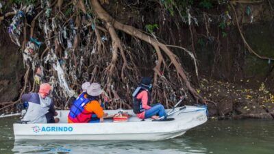 Sampah plastik yang ditemukan River Warrior, Pos Koordinasi Keselamatan Korban Lumpur Lapindo (PoskoKKLuLa) dan Brigade Evakuasi Popok dalam Ekspedisi Kali Porong. (Foto: Dokumen/Ecoton)