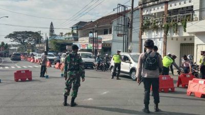 Petugas melakukan pemeriksaan surat syarat perjalanan di Pos Pendem, Kota Batu, Kamis (8/7/2021). (Foto: M Sholeh/Tugu Malang/Tugu Jatim)