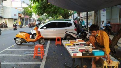 Salah satu penjual ponsel di kawasan Pasar Besar Malang dan Malang Plaza yang berjualan di luar pusat perbelanjaan (mal) lantaran selama PPKM pusat perbelanjaan tutup atau terbuka hanya terbatas. (Foto: M Ulul Azmy/Tugu Malang/Tugu Jatim)