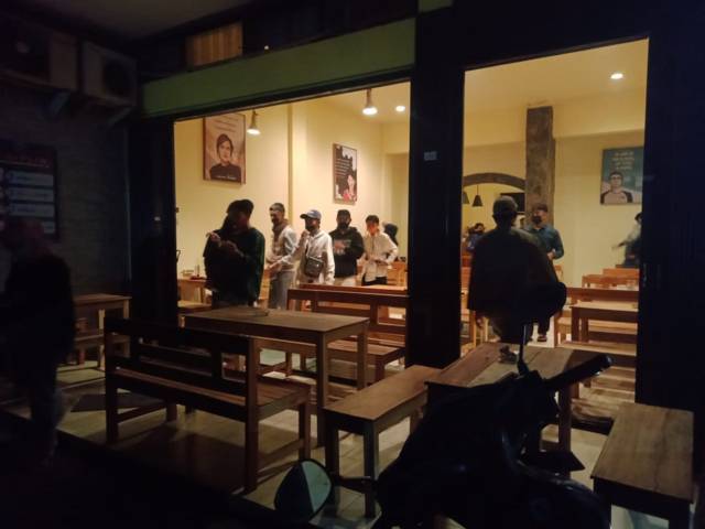 Patroli gabungan melakukan penertiban jam malam di Kota Malang dalam masa PPKM Darurat, Sabtu (3/7/2021) malam. (Foto: Istimewa)