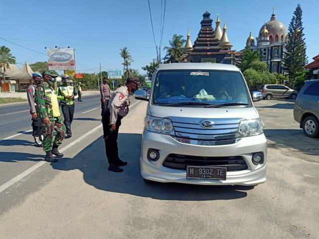 Jajaran petugas gabungan terlihat menghentikan kendaran yang masuk wilayah Tuban di perbatasan Jatim-Jateng dengan memeriksa kelengkapan dokumen syarat perjalanan di setiap kendaraan. (Foto: Dokumen/Humas Polres Tuban)