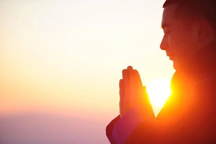 Ilustrasi seseorang melakukan meditasi dan yoga. Salah satu kegiatan atau olahraga yang bisa dilakukan di masa perpanjangan PPKM Level 4. (Foto: Pixabay)
