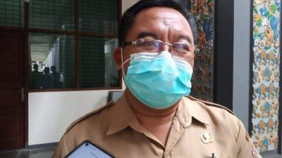 Kepala Dinas Kesehatan (Dinkes) Kabupaten Tuban, Bambang Priyo Utomo saat ditemuai awak media usia mengikuti peringatan Hari anti Narkoba Internasional (Hani) 2021 yang dihadiri Wakil Presiden Ri KH. Ma’ruf Amin secara virtual di Kantor Pemkab Tuban, Senin (28/6/2021). Foto: Moch Abdurrochim/Tugu Jatim)