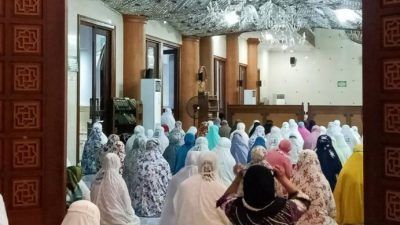 Jemaah salat di Masjid Agung Darussalam Bojonegoro pada 03 Juli 2021 lalu. (Foto: Mila Arinda / Tugu Jatim) idul adha muhammadiyah bojonegoro