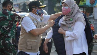 Wali Kota Malang Sutiaji saat memberikan jaket simbolis kepada anggota tim trauma healing Sama Ramah, Rabu (21/7/2021). (Foto: Humas Polresta Malang Kota) tugu jatim